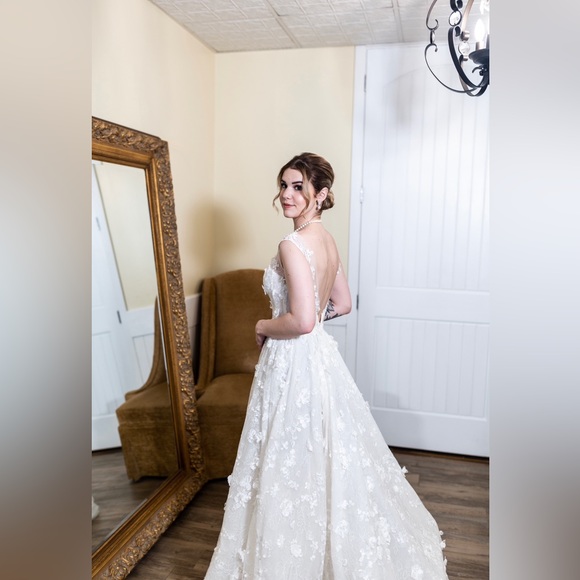 Beautiful Isabelle Armstrong Consuelo Gown size 2 (Altered) in Ivory. - Picture 4 of 9